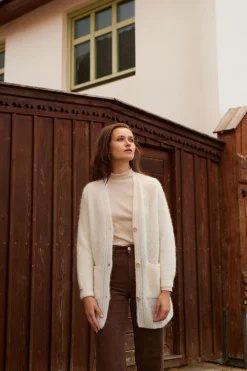Kardigany Na Jesień I Zimę | Kardigany Z Kieszeniami>Fobya Elegancki zapinany kardigan z niefarbowanej wełny alpaki F1736 ecru