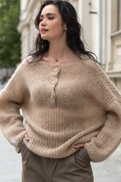Swetry Oversize | Swetry Eleganckie>Fobya Elegancki Zapinany Sweter z wełny alpaki F1393 beżowy
