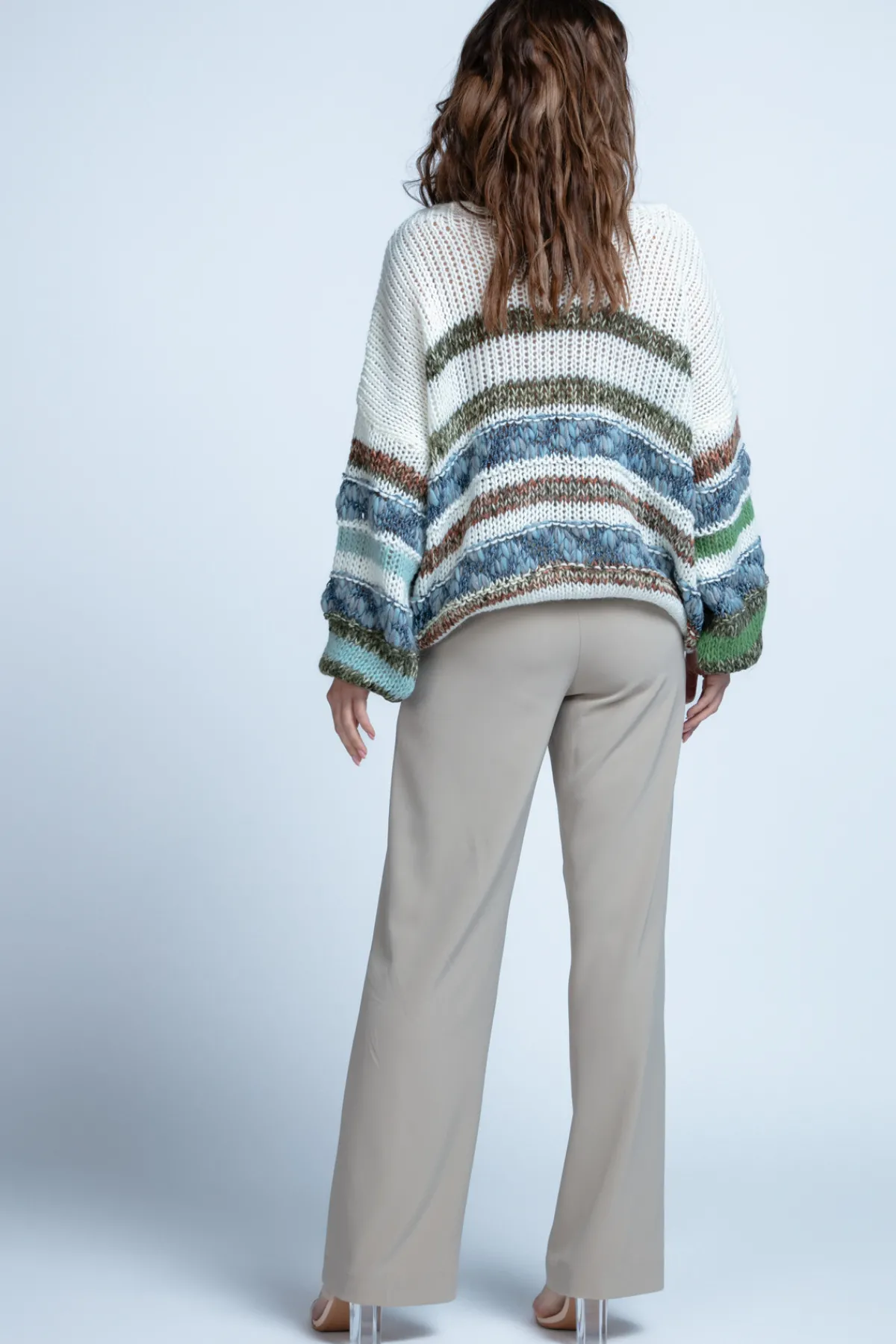 Swetry Oversize | Cienkie Swetry>Fobya Lekki oversizowy kolorowy sweter F1842 niebieski