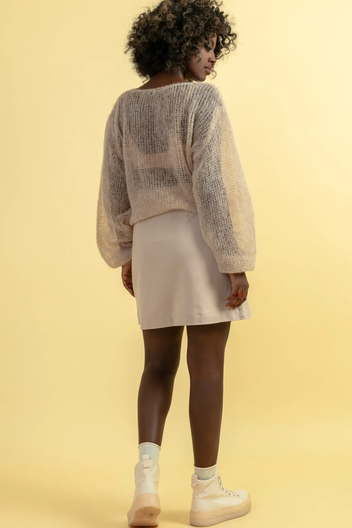 Swetry Oversize | Swetry Eleganckie>Fobya Lekki sweter z wełny alpaki F1663 beżowy