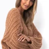 Swetry Oversize | Swetry Eleganckie>Fobya Sweter ovesize z dekoltem w serek F1492 carmel