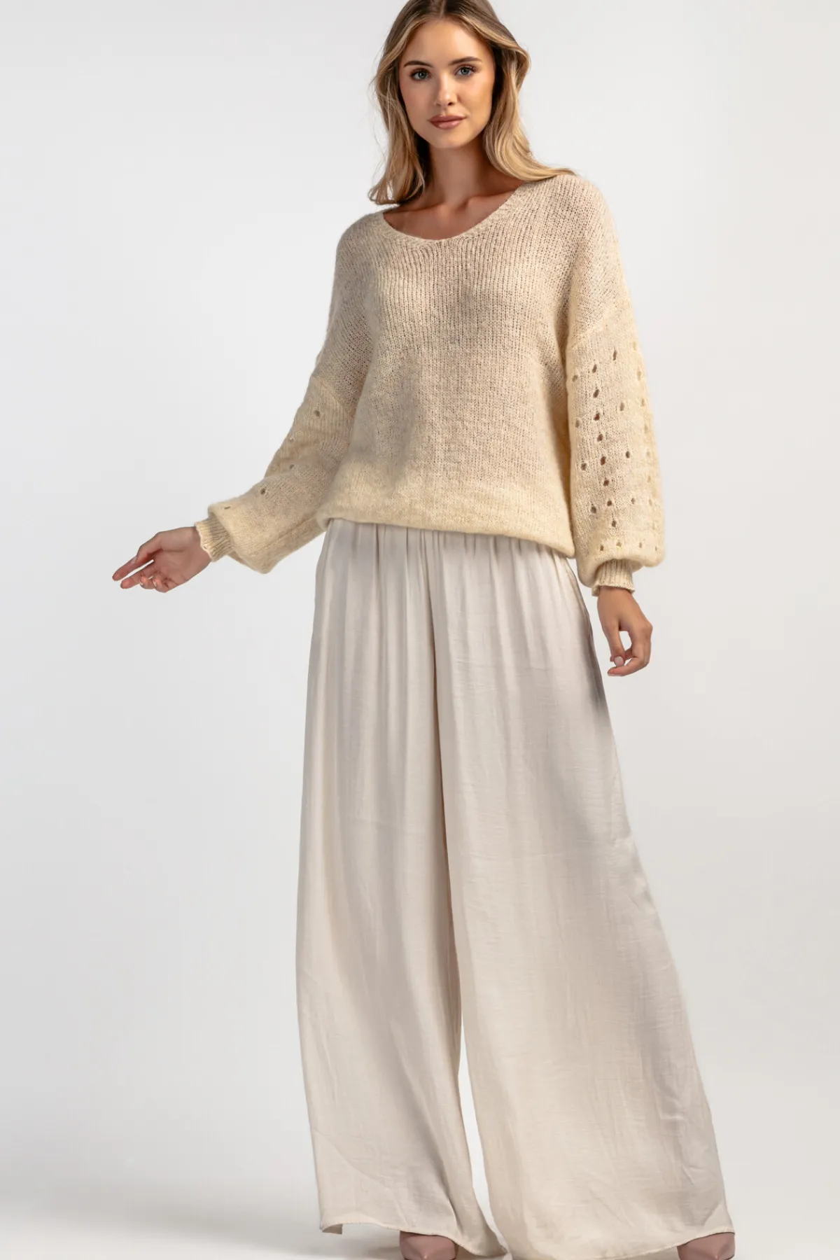 Swetry Eleganckie | Swetry We Wzór>Fobya Sweter z wełny z dekoltem w serek F1896 beżowy