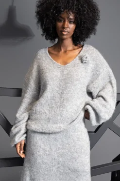 Swetry Na Jesień I Zimę | Swetry Oversize>Fobya Sweter z wełny z kwiatkiem F1960 szary
