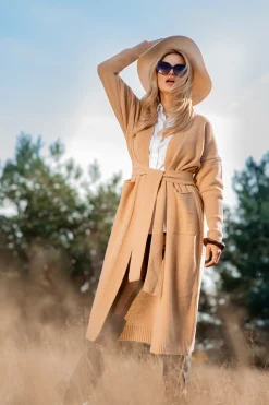 Kardigany Eleganckie | Kardigany Klasyczne>Fobya Wełniany długi kardigan z paskiem F1116 carmel