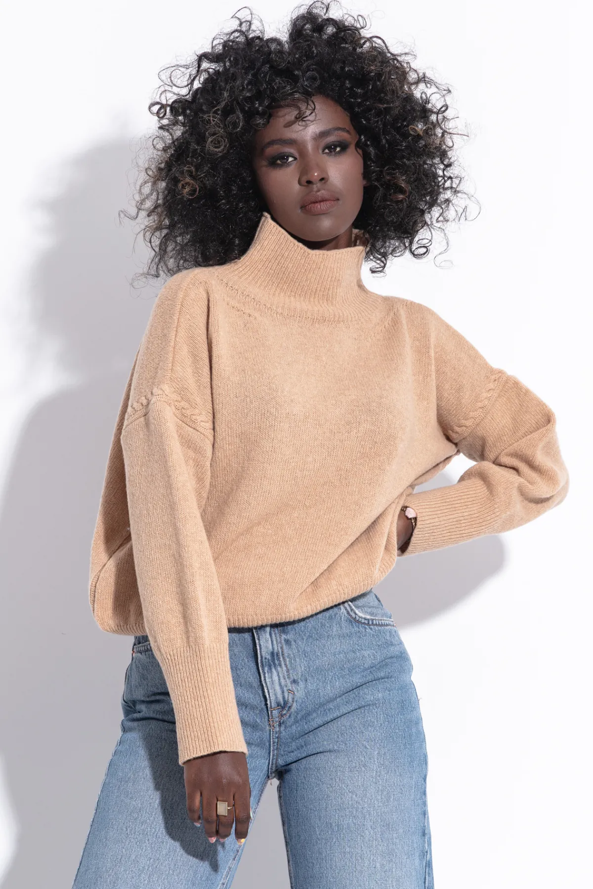 Swetry Eleganckie | Swetry Krótkie>Fobya Wełniany elegancki sweter z golfem F1321 carmel